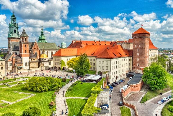 Read more about the article HOW TO APPLY FOR A VISIT or A TOURIST VISA TO POLAND